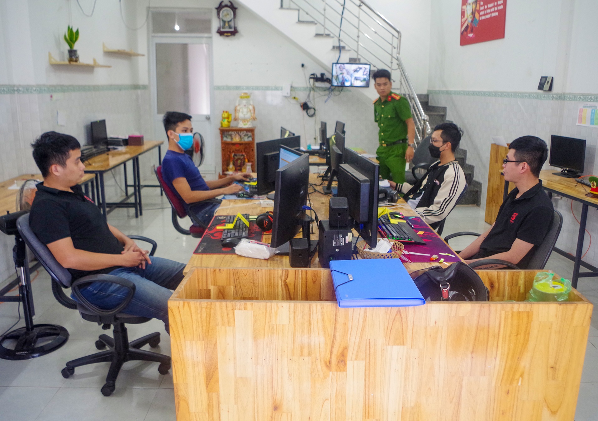 Doi vo chong cam dau duong day lam gia can cuoc, vi thanh toan quoc te hinh anh