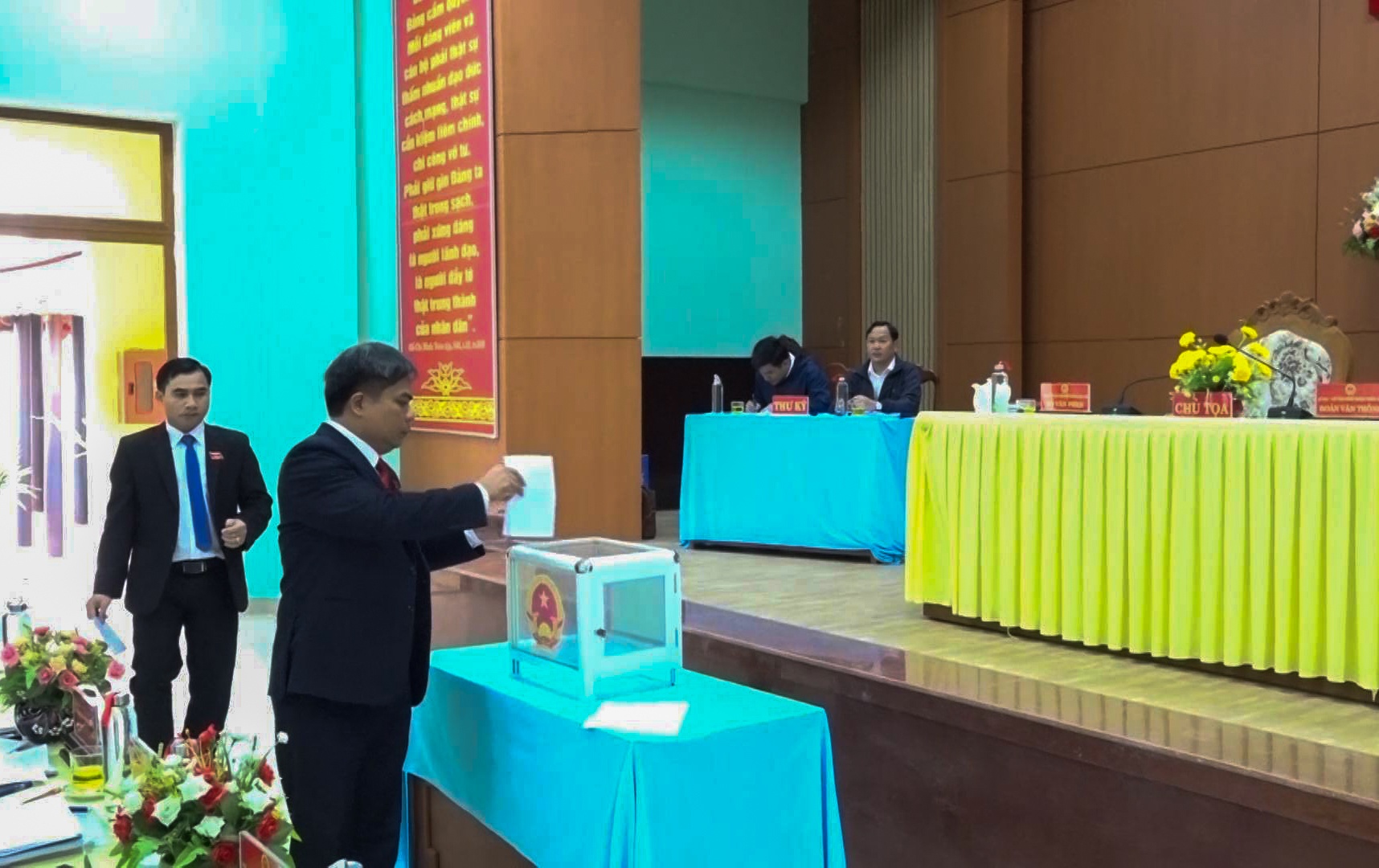 Truong Ban dan toc HDND bi mien nhiem vi chiem dung hang tram trieu hinh anh