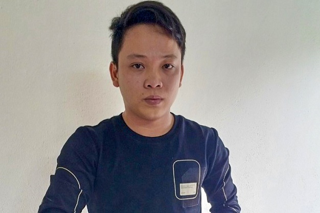 Nam thanh nien che tao hang chuc khau sung de ban hinh anh