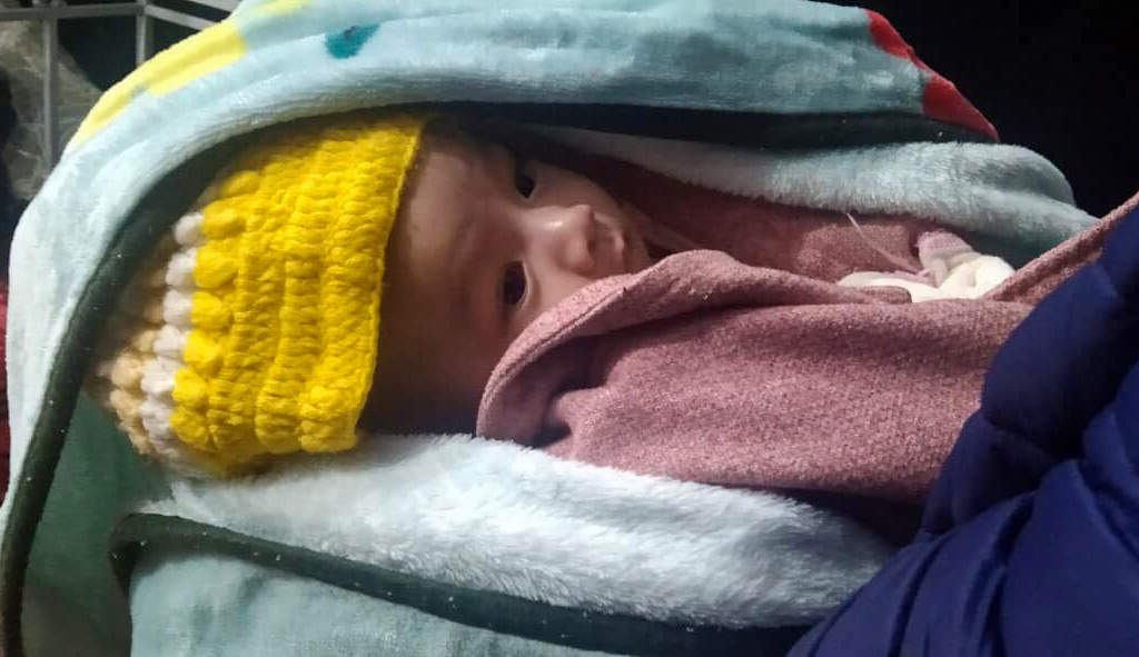 Be trai bi bo roi truoc tuong Quan Am hinh anh