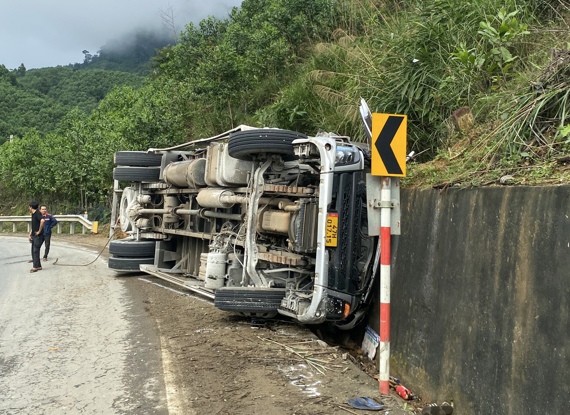 Xe tai mat lai lao vao taluy, 3 nguoi tu vong hinh anh