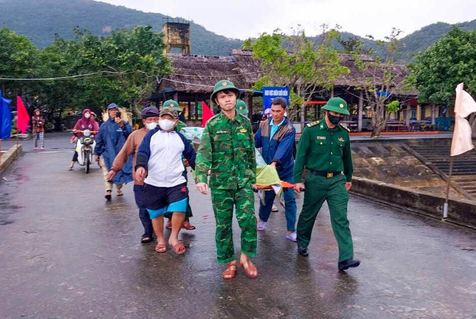 Vuot song dua 2 nguoi dan bi tai bien o dao Cu Lao Cham di cap cuu hinh anh