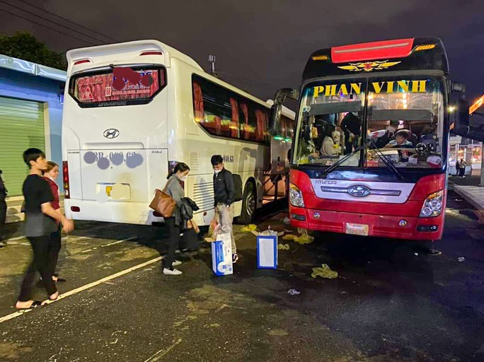 Xe khach 42 cho nhoi nhet 57 nguoi ve que an Tet hinh anh