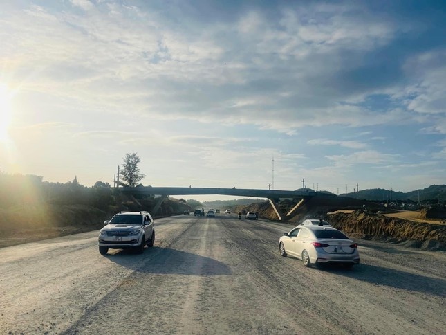 Nguoi dan tu... thong xe cao toc Dau Giay - Phan Thiet hinh anh