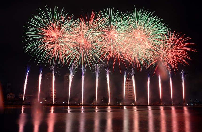 Hoi An huy ban phao hoa vi het hang hinh anh