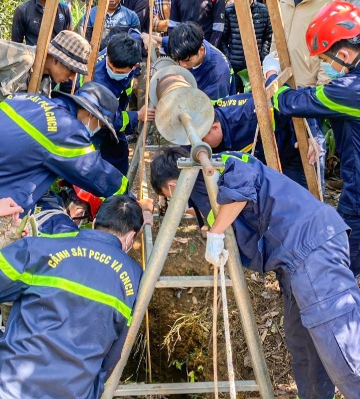 chau be roi xuong gieng anh 1
