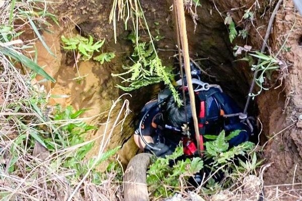 Chau be 4 tuoi bi roi xuong gieng tu vong hinh anh