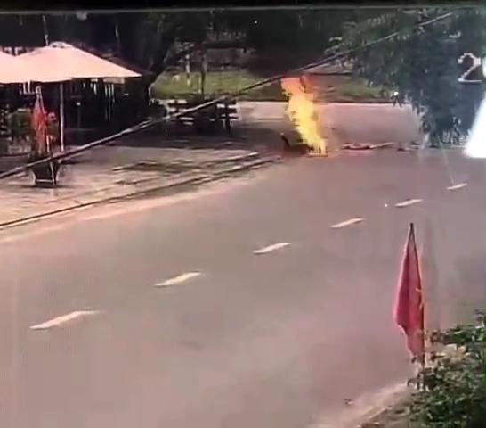 Danh ghen, mot nguoi bi tuoi xang dot giua duong hinh anh