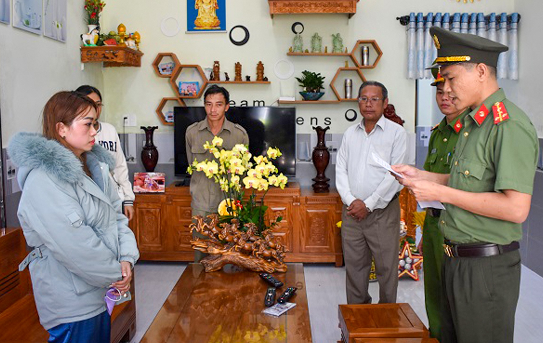 Nguoi phu nu cam dau duong day lo de o Quang Nam hinh anh