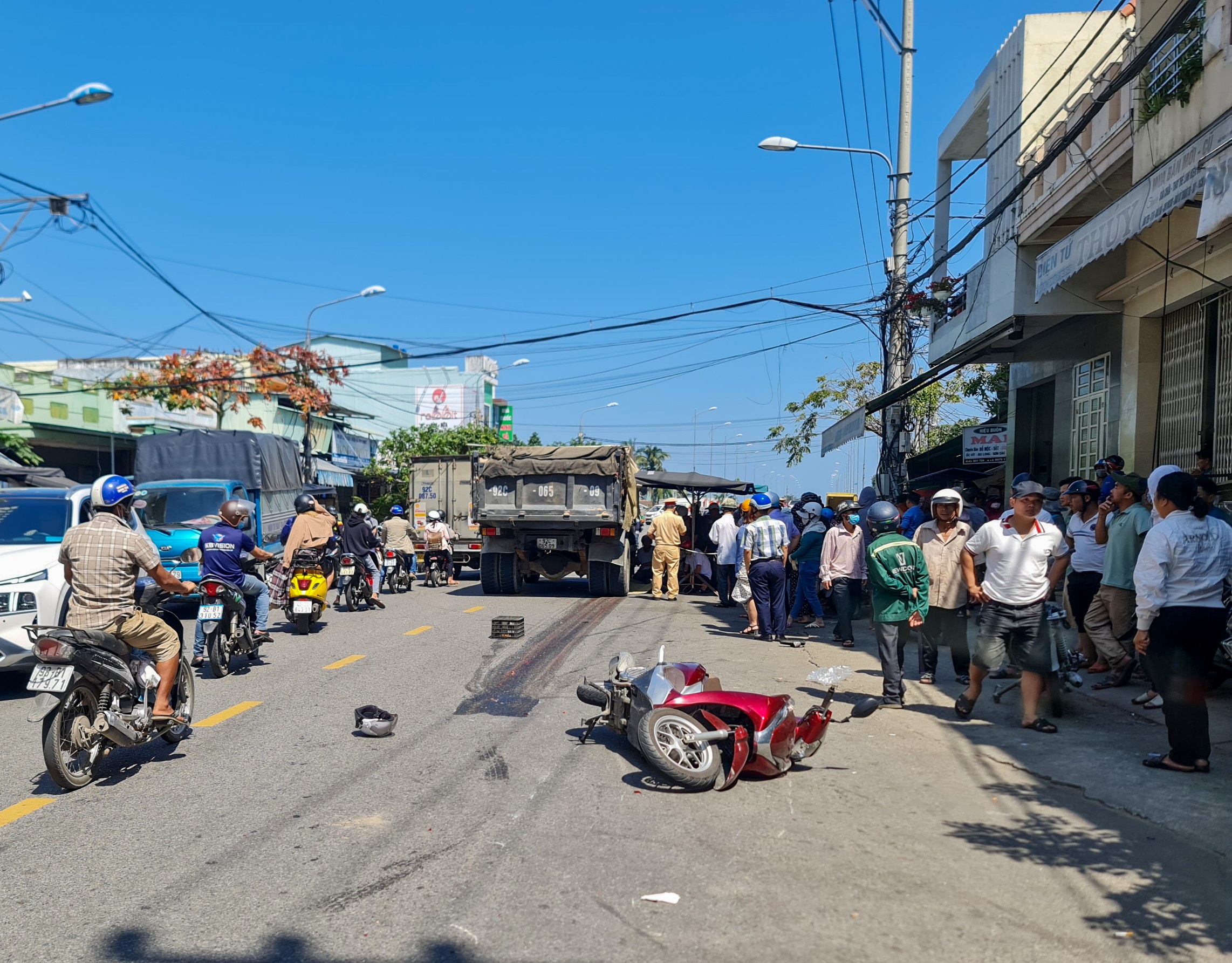 Va cham voi xe tai, nam sinh lop 6 tu vong tai cho hinh anh