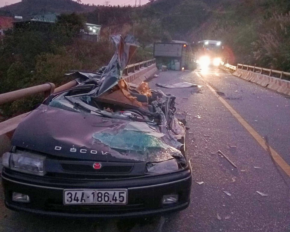 Xe tai lat de len xe con, 2 nguoi tu vong hinh anh