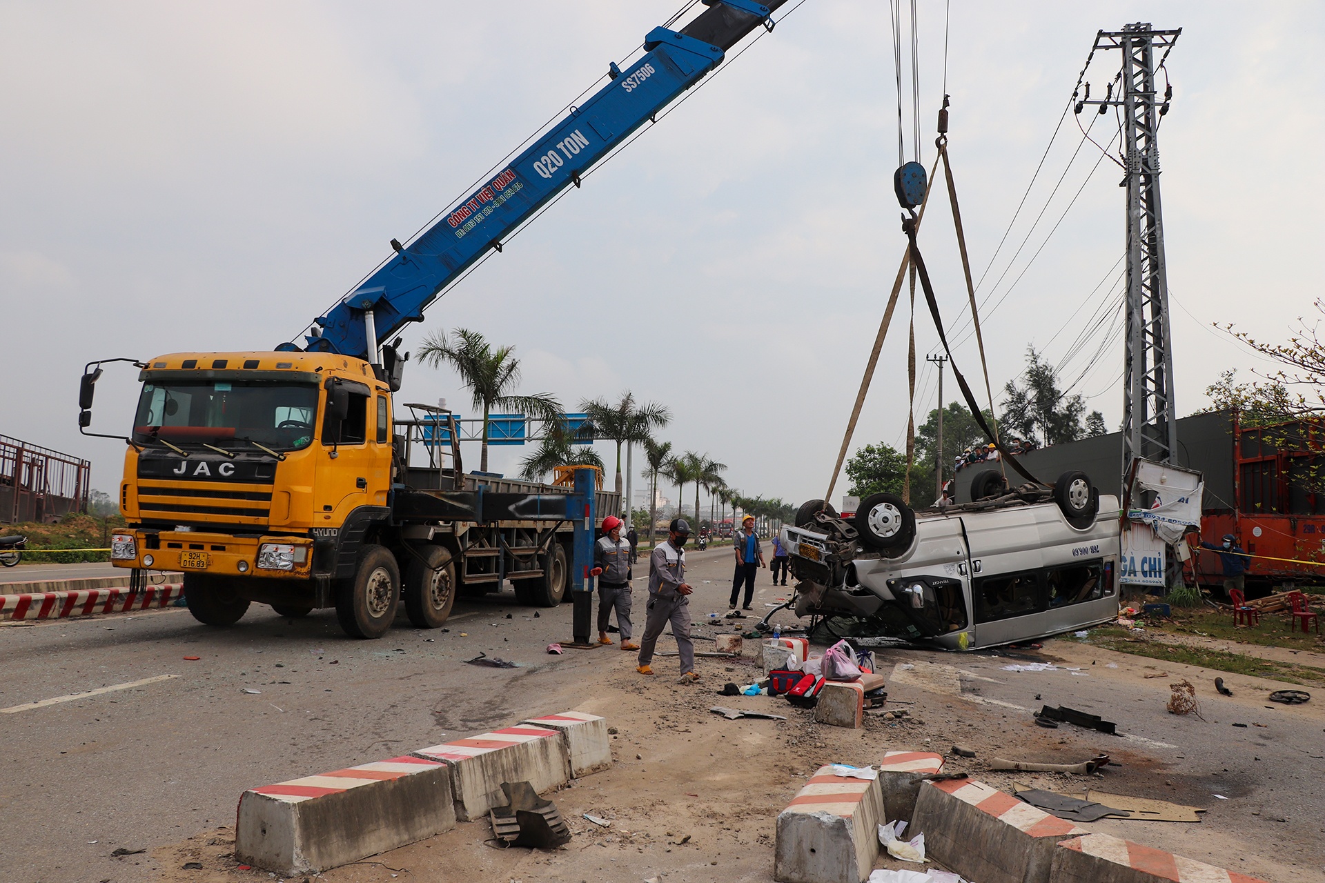 Vu tai nan lam 8 nguoi chet: Tuyen duong chua duoc cho luu thong hinh anh