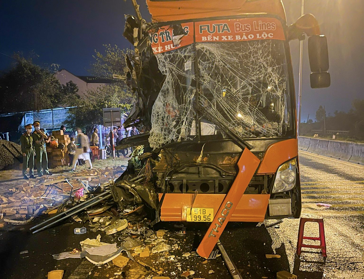 Hanh khach ke lai luc oto Phuong Trang lao vao xe tai lam 3 nguoi chet hinh anh