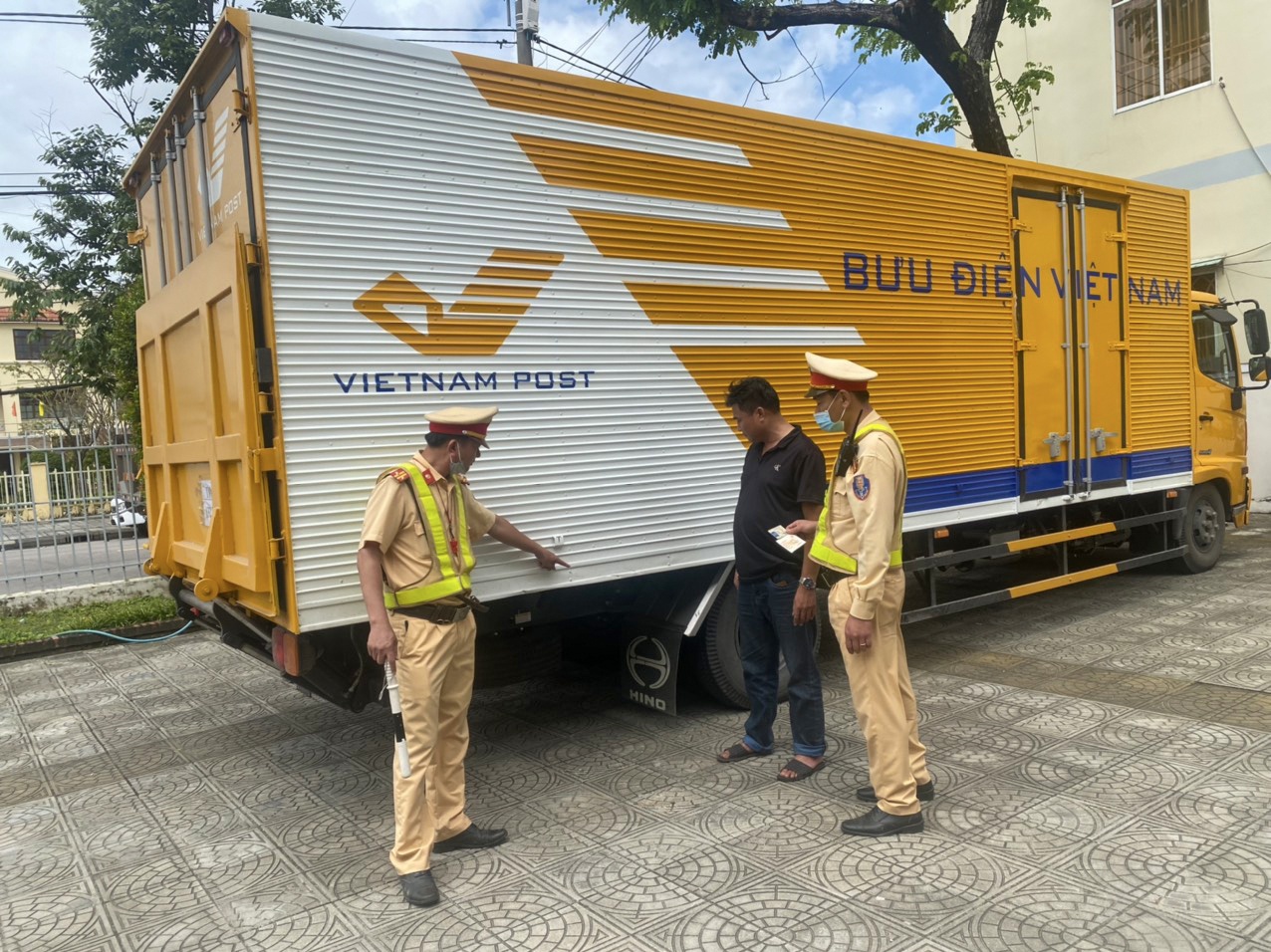 Bo chay sau vu tai nan lam chet nguoi, tai xe cung xe tai bi tam giu hinh anh