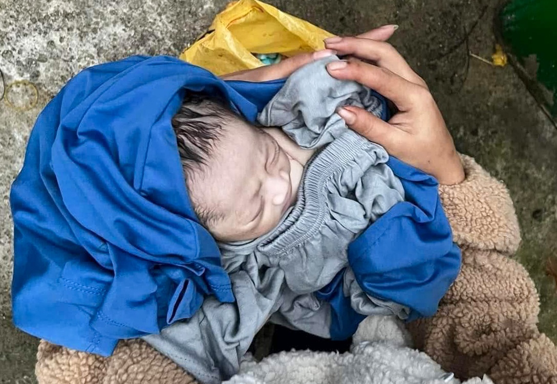 Be trai con nguyen day ron bi bo trong thung rac hinh anh