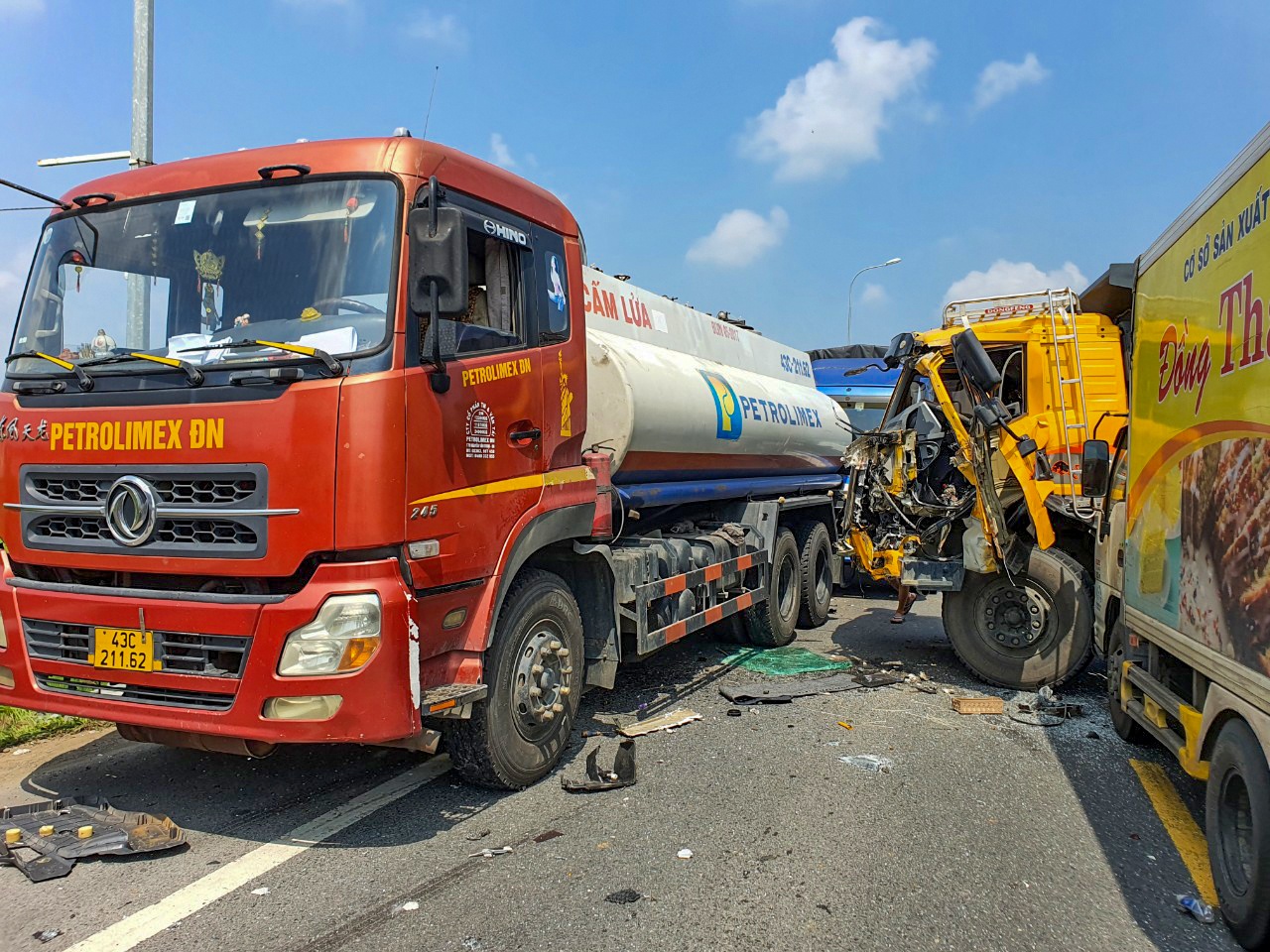 5 oto tai va cham lien hoan tren quoc lo 1 hinh anh