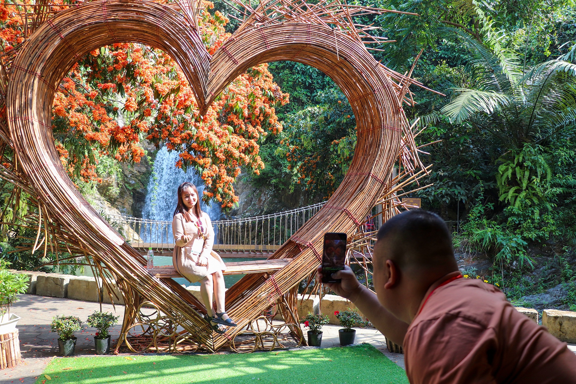 Hang tram du khach tham du le hoi mua xuan o Dong Giang hinh anh