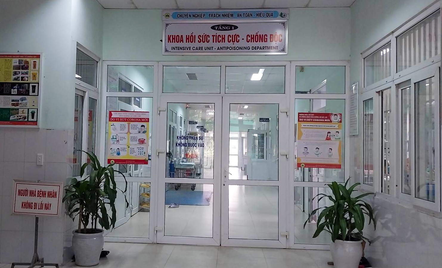 Mot nguoi tu vong, 3 nguoi nguy kich sau bua an hinh anh