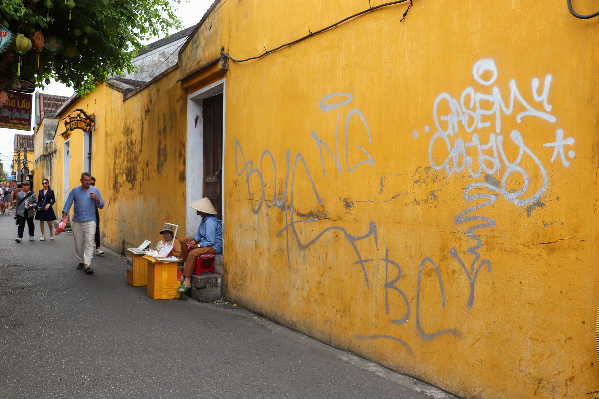 Pho co Hoi An nhem nhuoc vi nan ve bay hinh anh