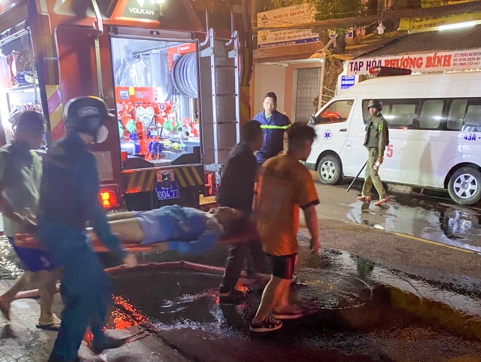 Cuu 2 nguoi trong ngoi nha chay o Da Nang hinh anh