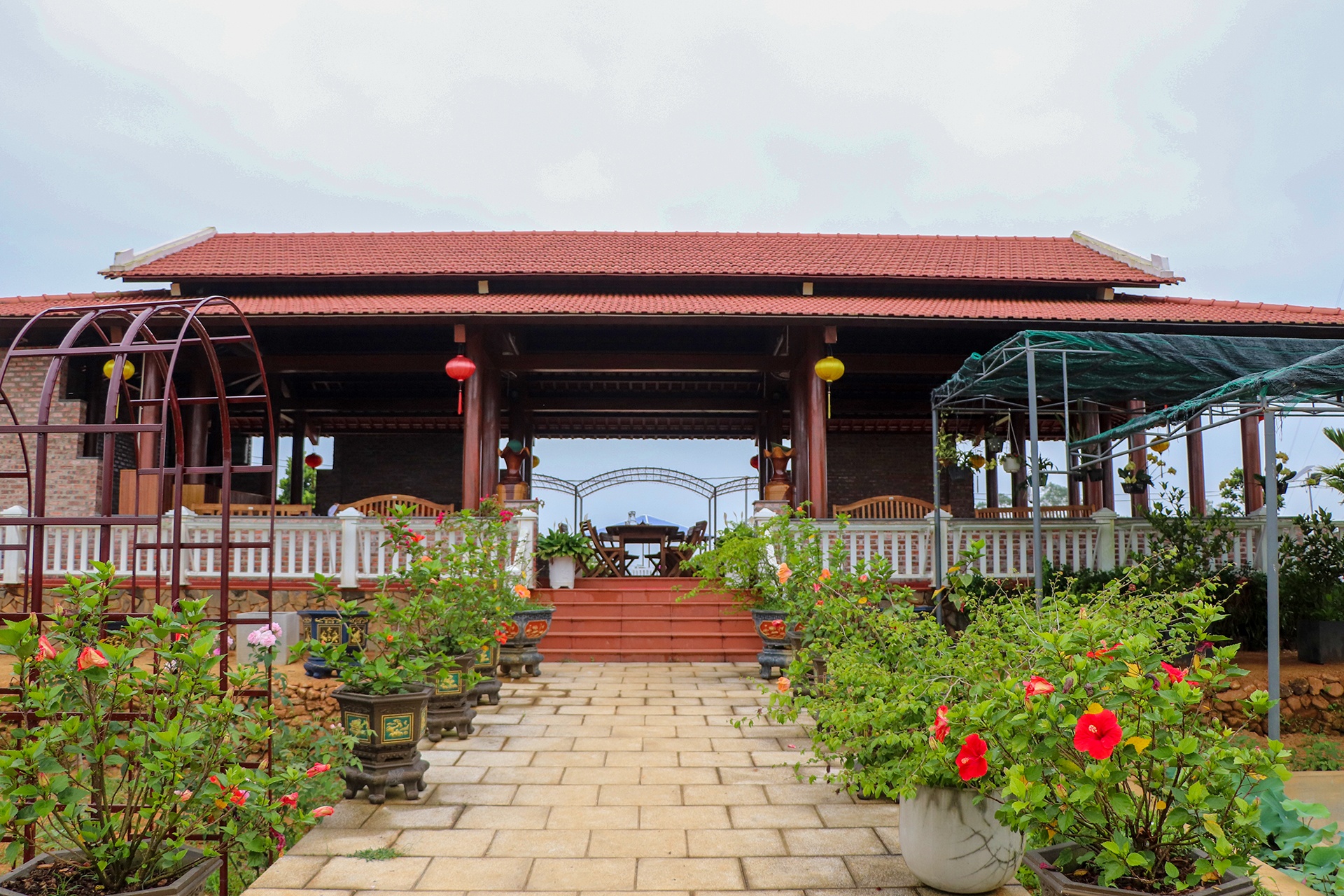 xay dung trai phep nha anh 1