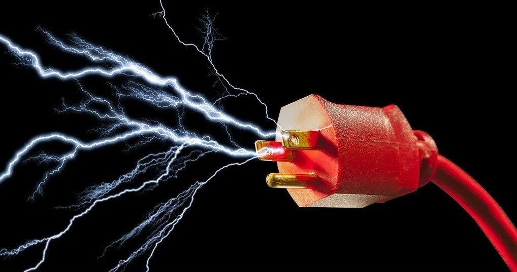 Cham vao moi ho bang hieu, be trai 3 tuoi bi dien giat tu vong hinh anh