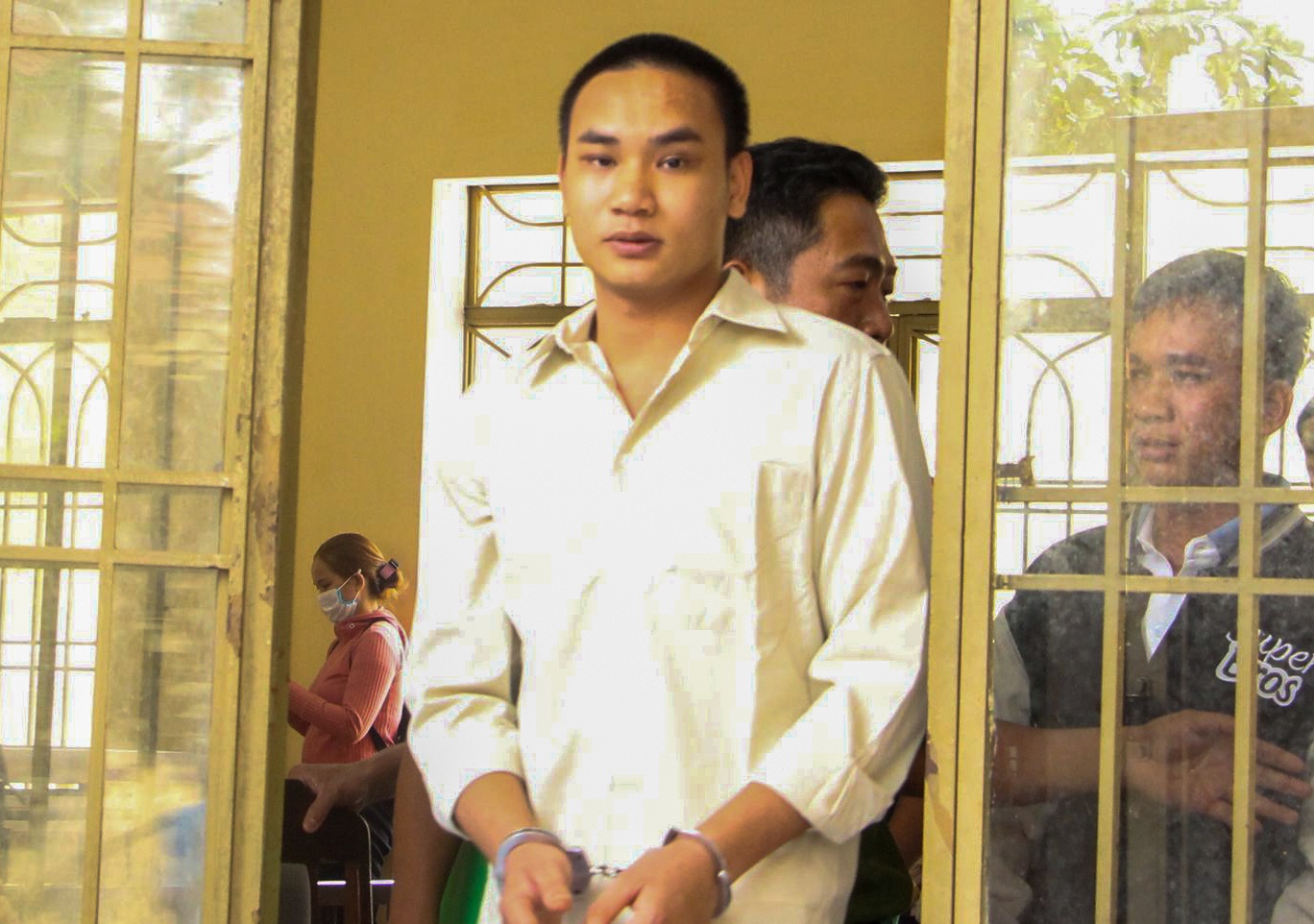 Linh 16 nam tu vi dam hang xom tu vong hinh anh