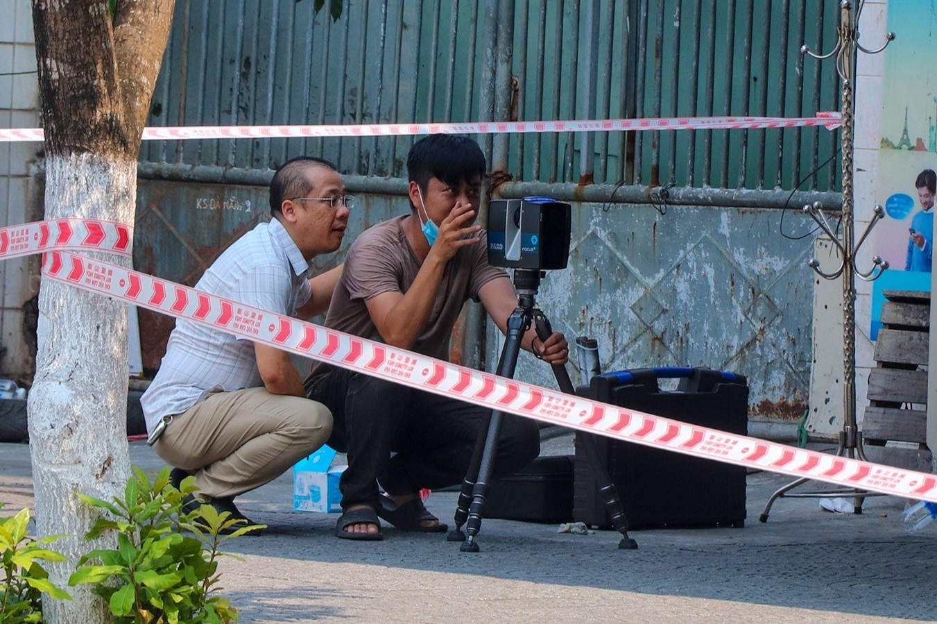 Canh sat kham nghiem hien truong vu cuop ngan hang o Da Nang hinh anh