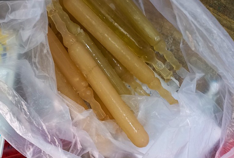 16 hoc sinh lop 2 non oi sau khi an kem ong mua truoc truong hinh anh