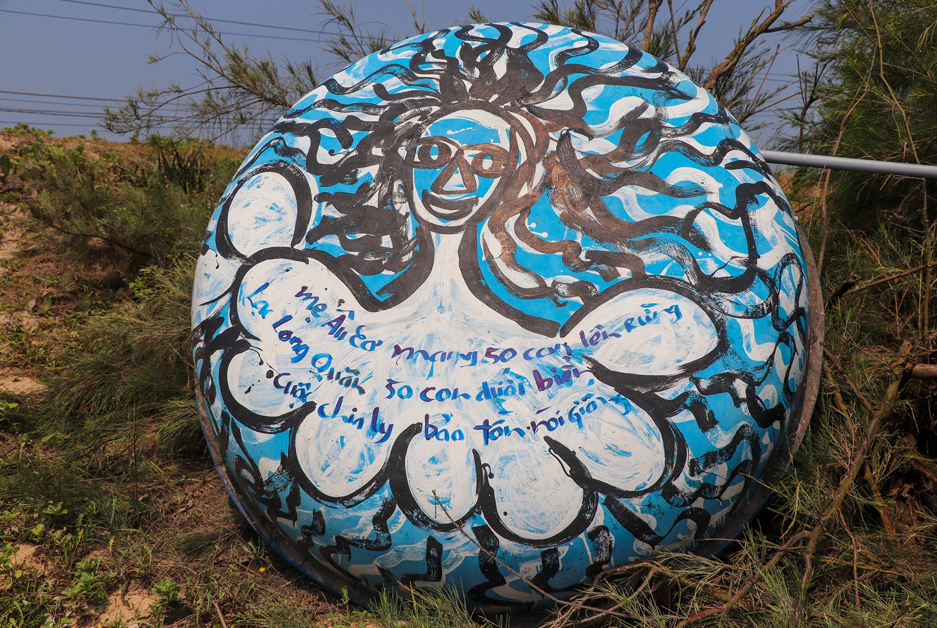 Loat tac pham gay tranh cai o lang bich hoa noi tieng nhat Viet Nam hinh anh