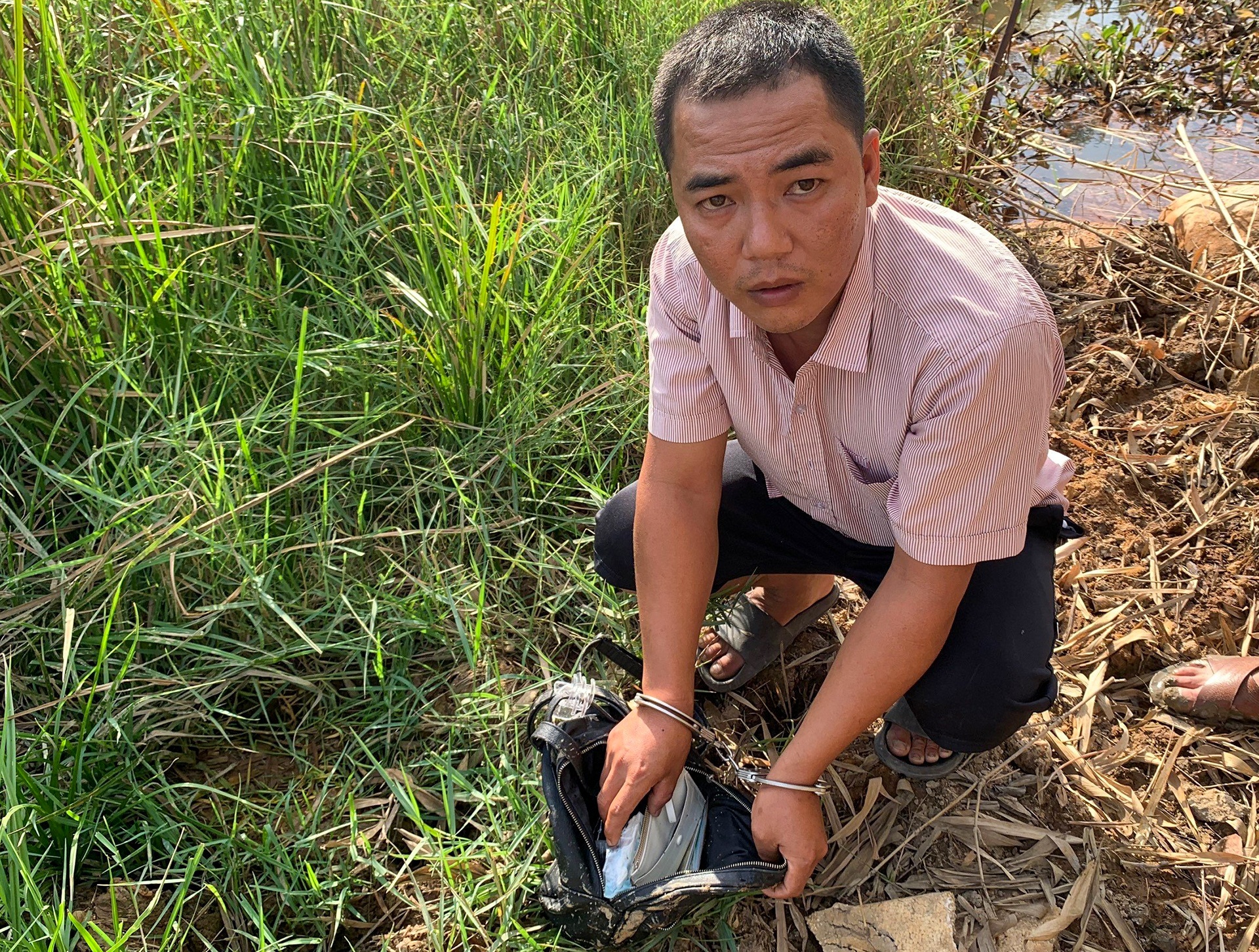 thanh nien cuop tai san anh 1