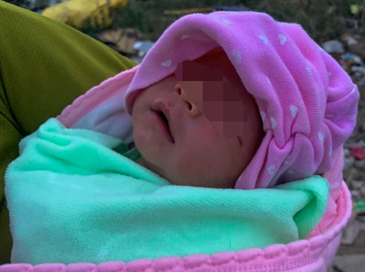 Be trai 4 ngay tuoi bi bo roi o bai rac hinh anh