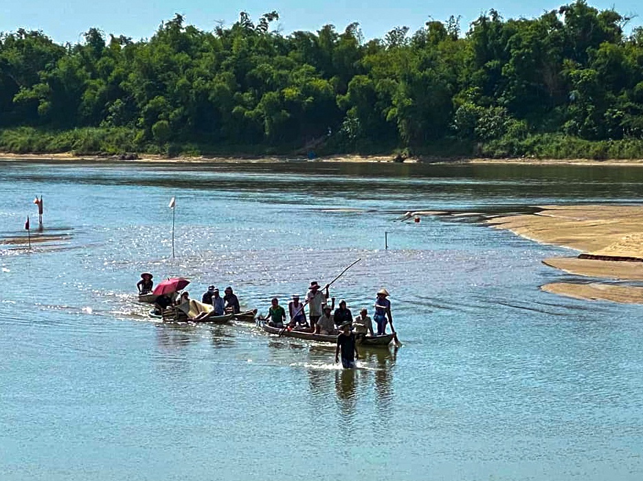Tam song Thu Bon giai nhiet, thanh nien duoi nuoc hinh anh