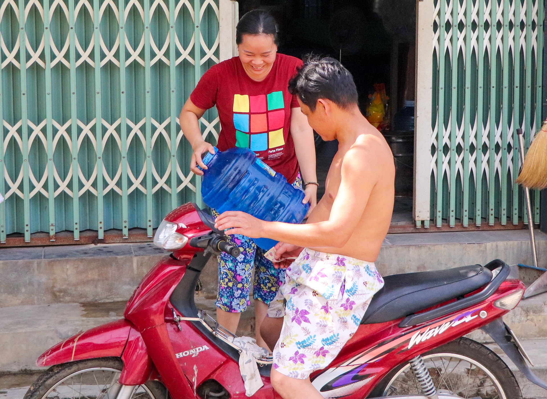 Nguoi dan TP Tam Ky than troi vi khong du nuoc dung giua mua nang hinh anh