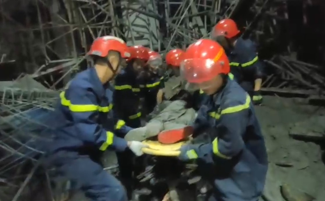 Canh sat dao boi be tong tim nan nhan vu sap gian giao o Da Nang hinh anh