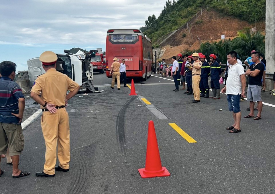 Hien truong tai nan giua xe khach va oto ruoc dau khien mot nguoi chet hinh anh