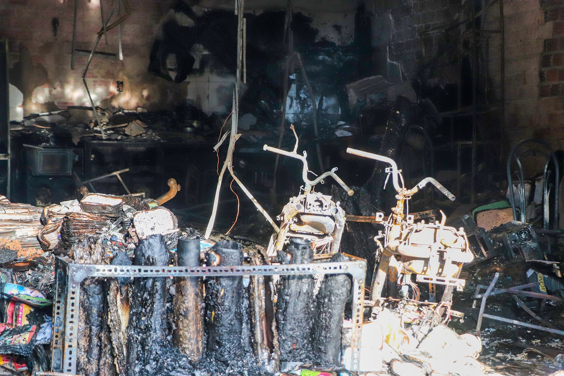 Hien truong can nha 2 tang bi thieu rui khien hai vo chong tu vong hinh anh