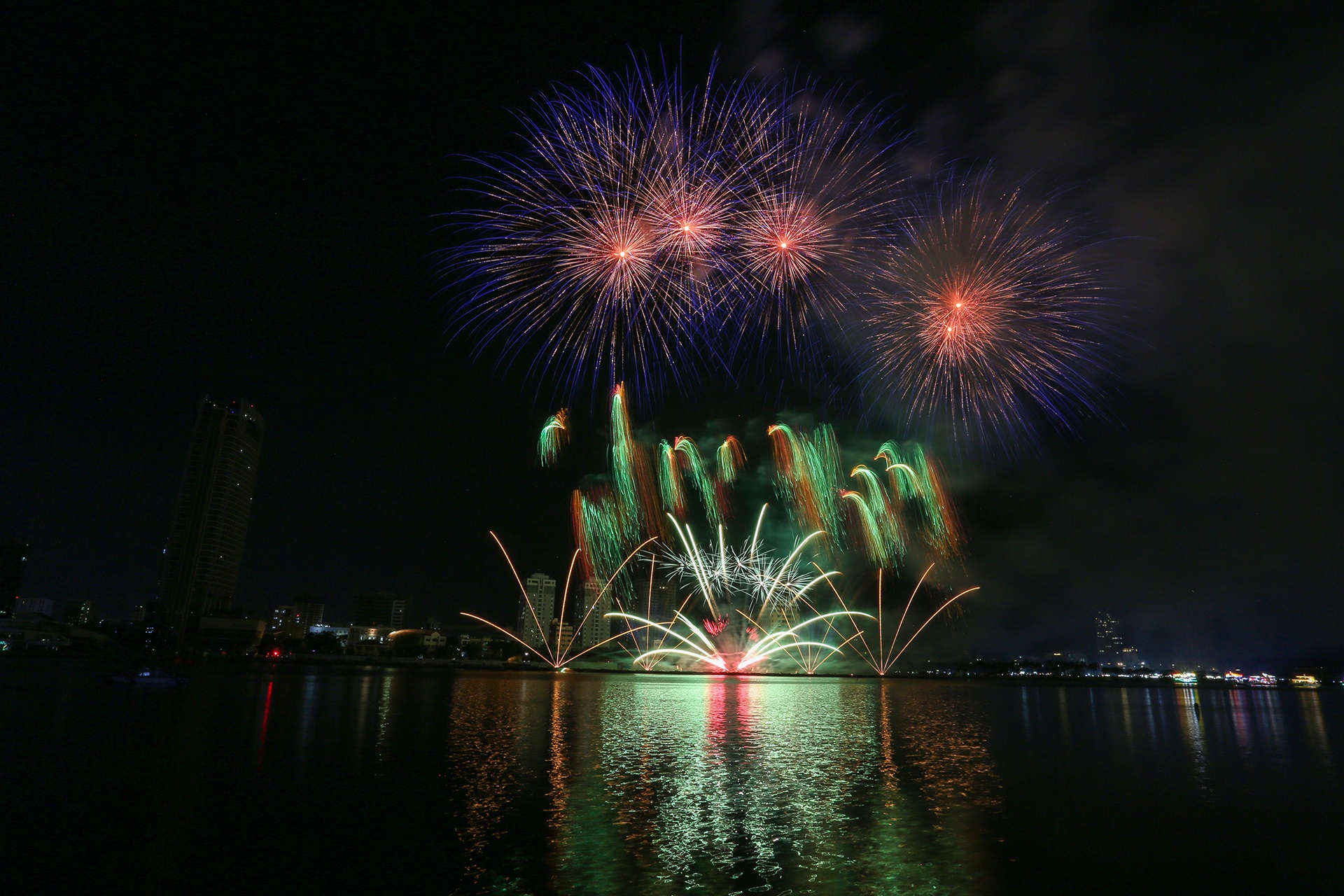 Man nhan man phao hoa khai hoi cua Viet Nam va Phan Lan hinh anh