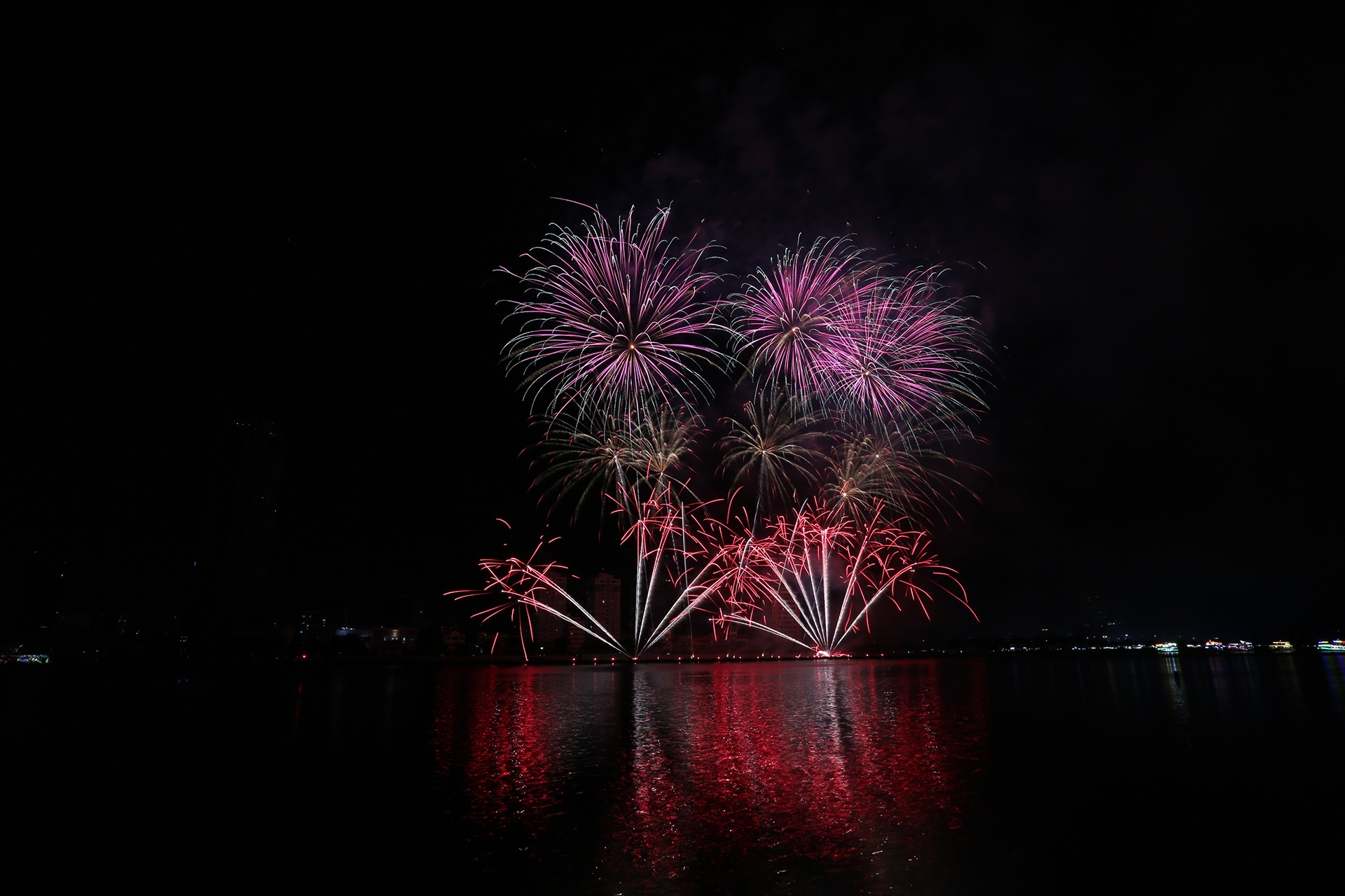 Song Han ruc sang trong show dien phao hoa cua Viet Nam va Phan Lan hinh anh