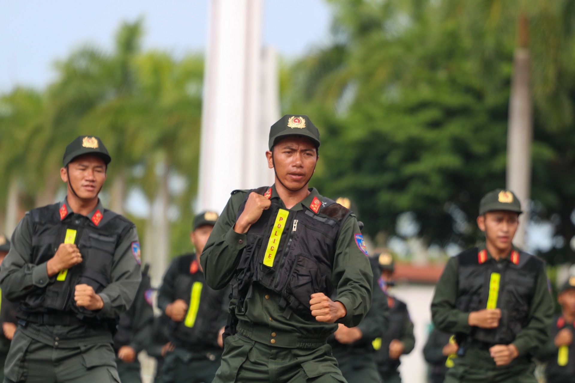 canh sat bieu dien anh 2