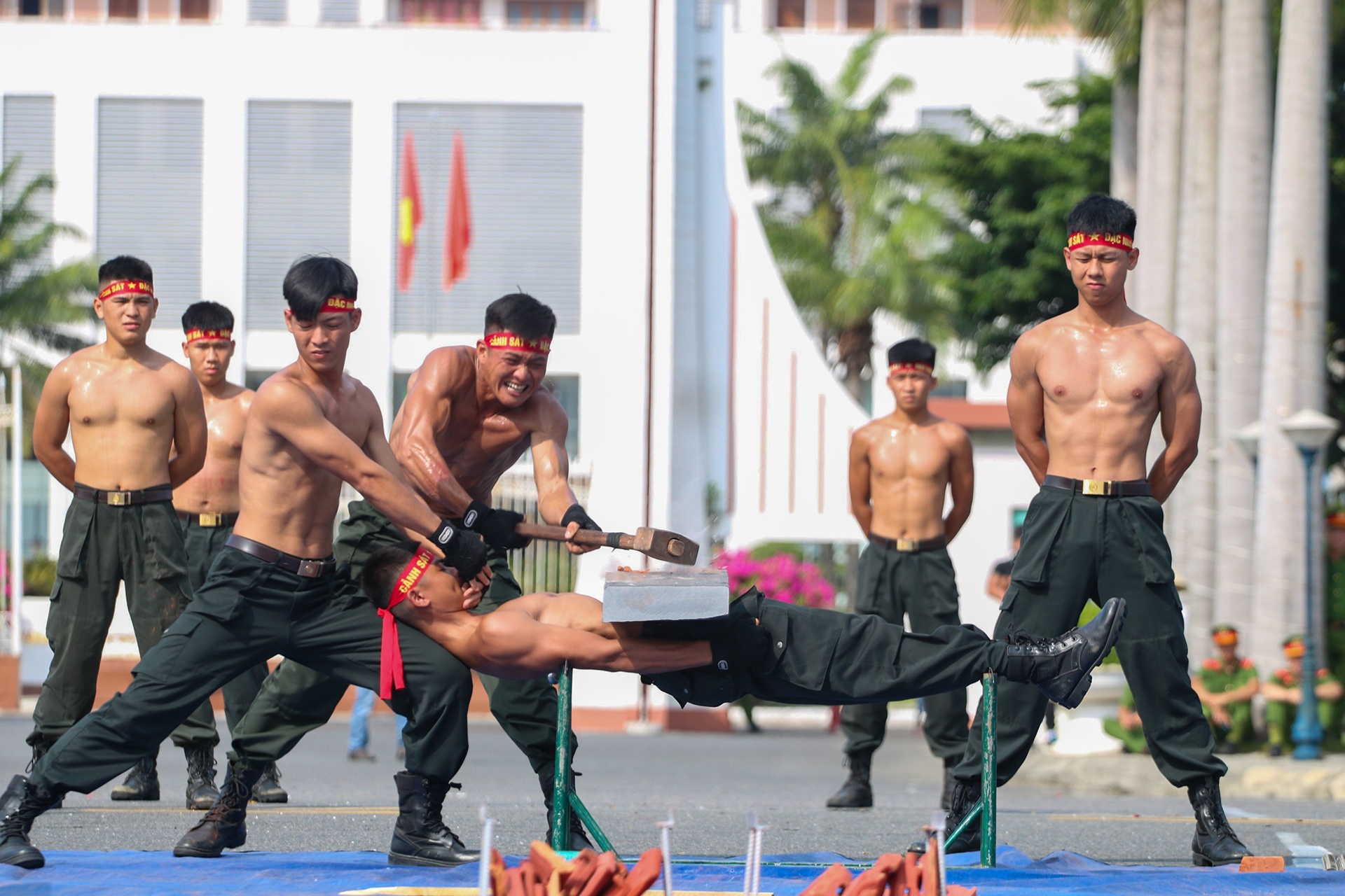 Gan 2.000 canh sat tham gia hoi thi quan su, vo thuat hinh anh