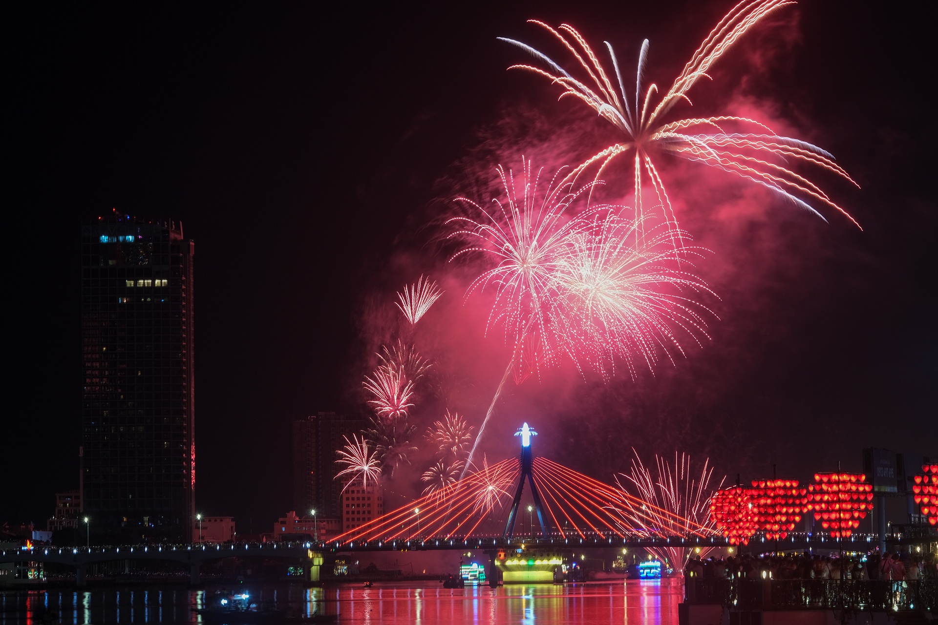 Man phao hoa lang man cua Canada va Phap o Da Nang hinh anh
