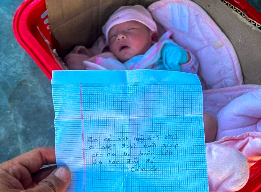 Be trai 10 ngay tuoi bi bo roi kem thu nho nuoi ho hinh anh