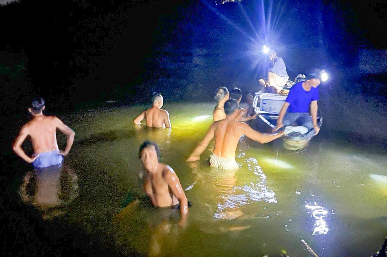 Ong cung 2 chau duoi nuoc khi tam song hinh anh