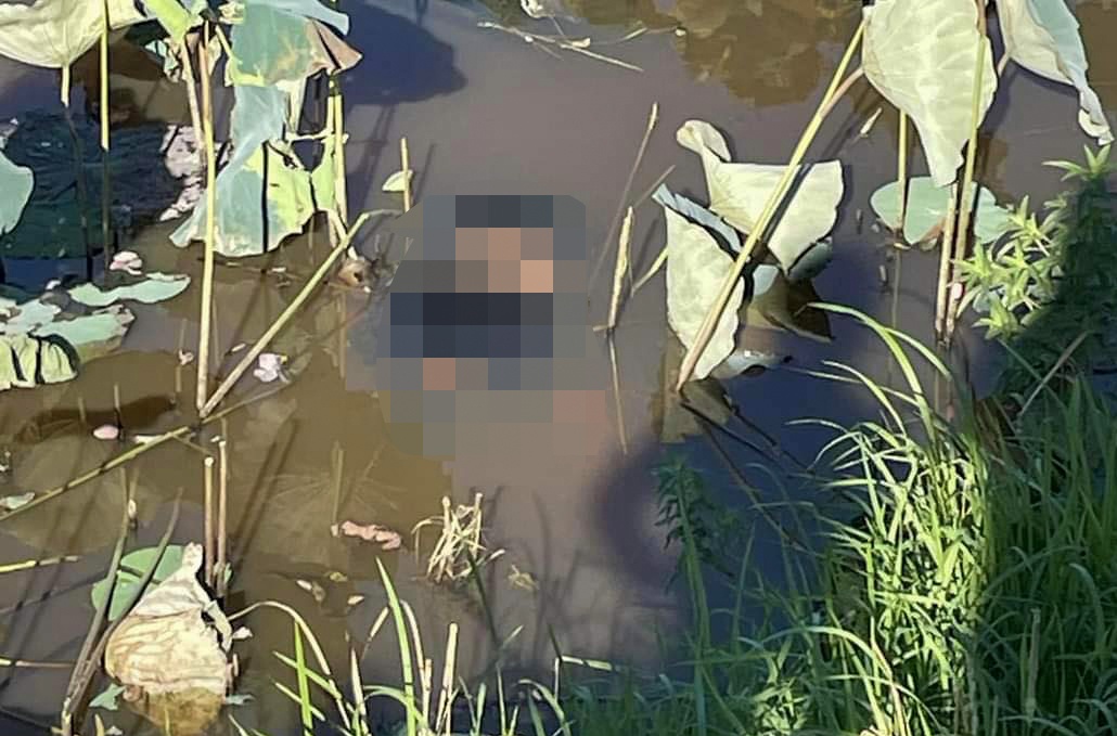 Nam thanh nien tu vong trong tu the nam up duoi ho sen hinh anh