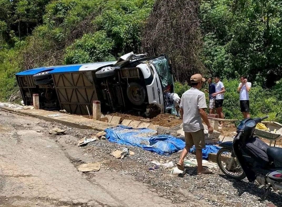 Xe cho doi tre CLB Quang Nam gap nan, mot nguoi tu vong, 3 bi thuong hinh anh