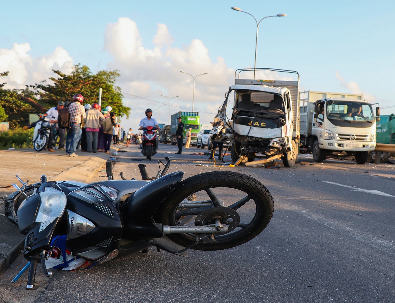 Tai nan lien hoan tren quoc lo, 1 nguoi chet, 3 bi thuong hinh anh