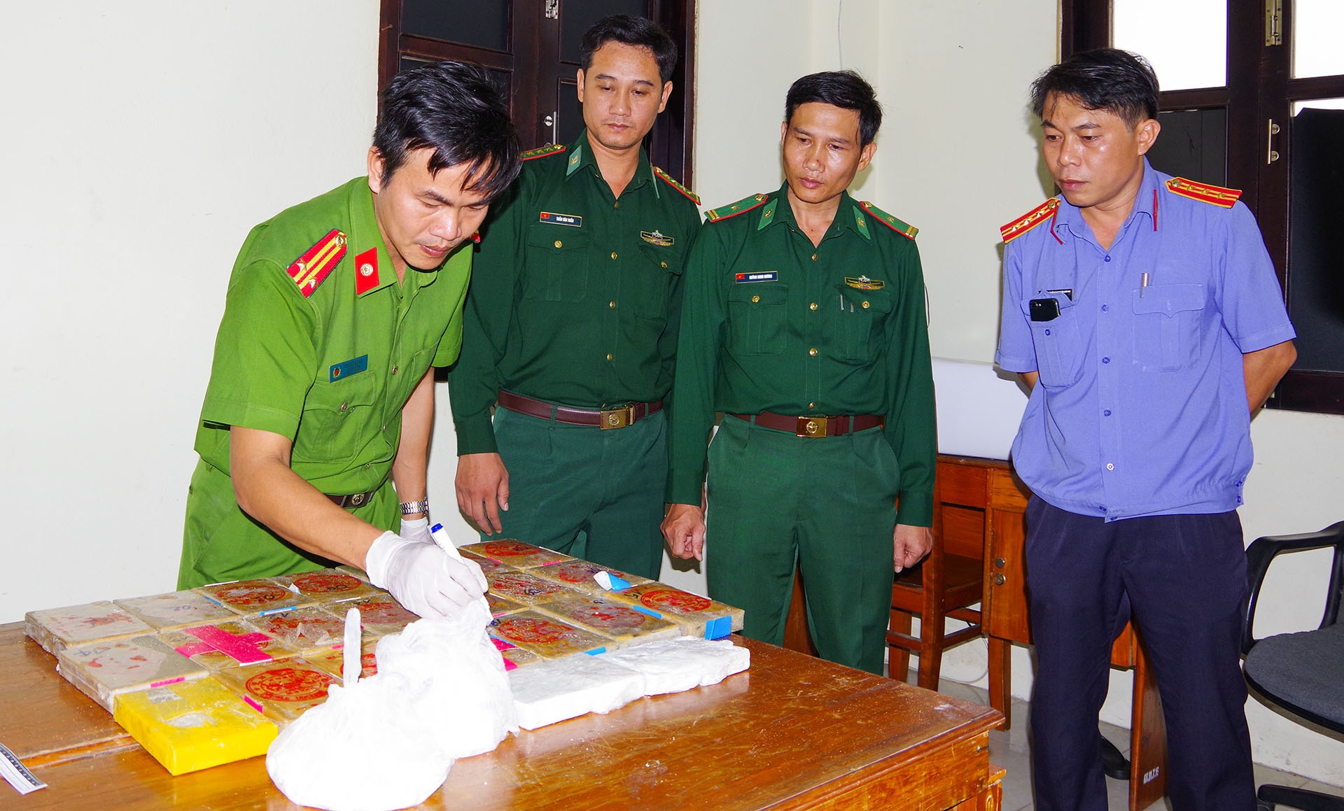 Ma túy dạt bờ bờ biển ảnh 1 Ma tuy dat bo bo bien anh 1