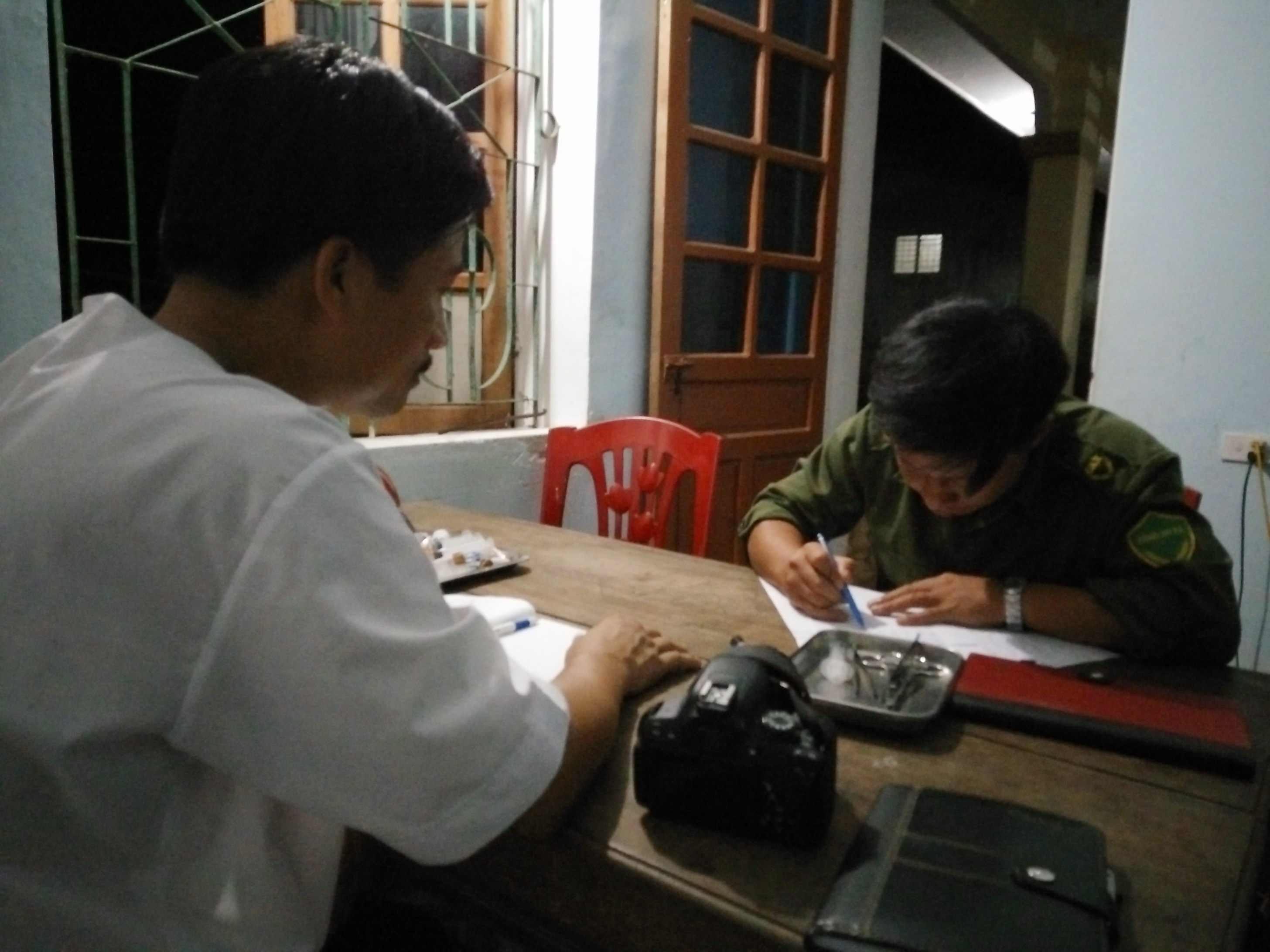 Thay giao xong vao tram y te danh bac si bi thuong hinh anh