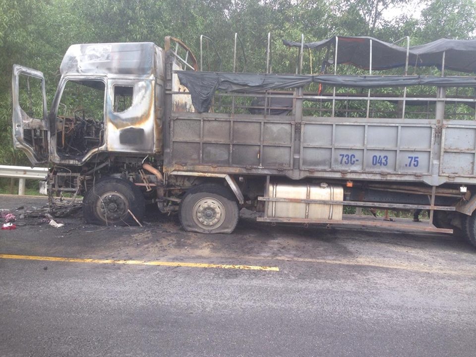 Xe tải bốc cháy ngùn ngụt ảnh 1 Xe tai boc chay ngun ngut anh 1